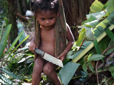 Kinderen van de Maniq stam in het zuiden van Thailand spelen al van jongs af aan met messen.